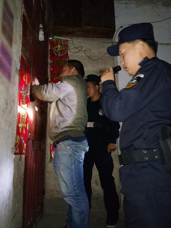 西双版纳粗心妈妈误将幼女锁家中 