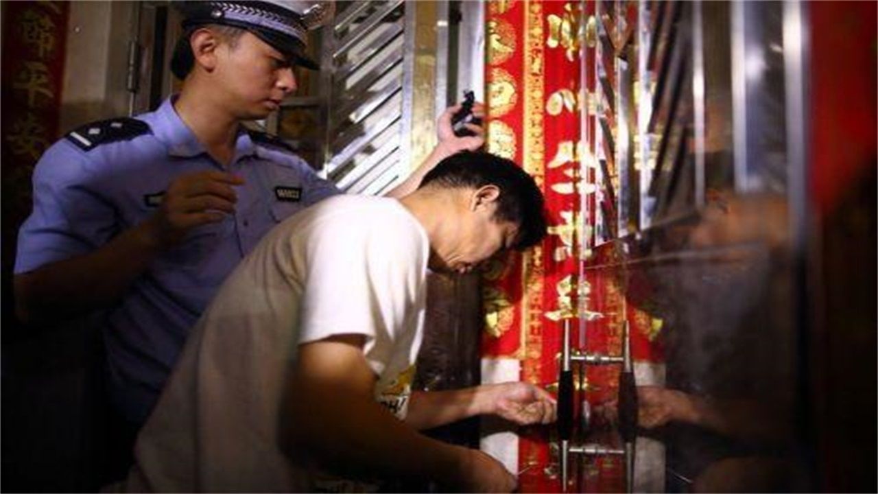 西双版纳请开锁师傅开了锁后，师傅